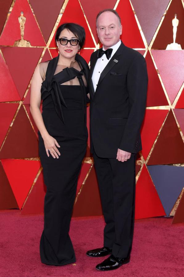 Ramsey Ann Naito y Tom McGrath posan en la alfombra roja de los premios Oscar.