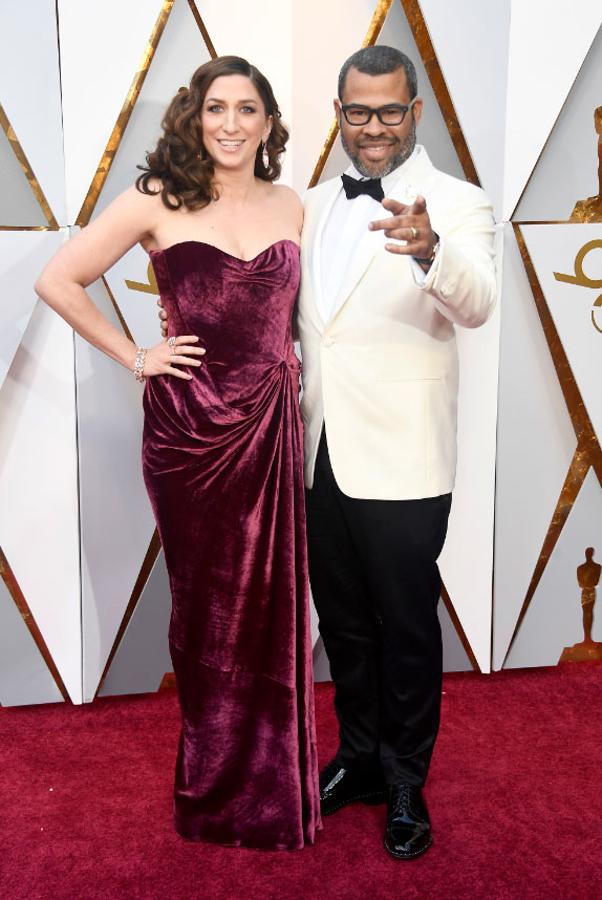 Chelsea Paretti y Jordan Peele posan en la 90ª edición de los premios Oscar.