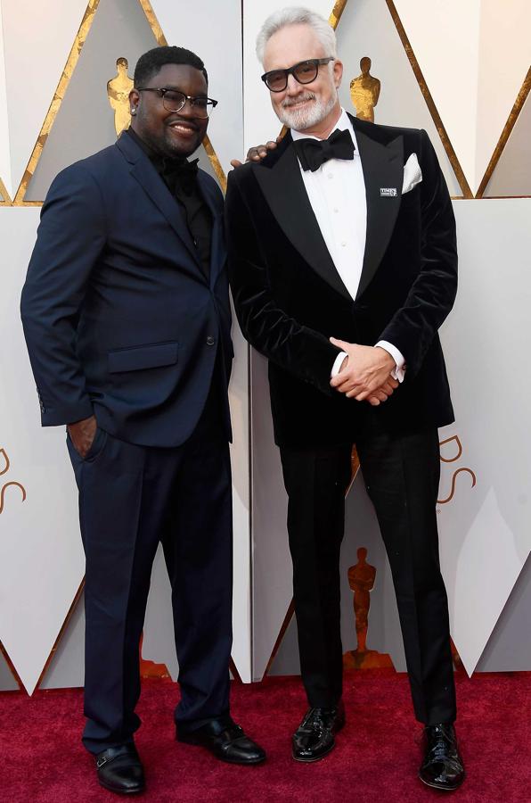 Milton Howery y Bradley Wh posan en la 90ª edición de los premios Oscar.