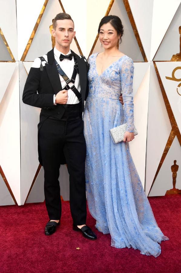 Adam Rippon y Mirai Nagasu posan en la alfombra roja de los Premios Oscar 2018.