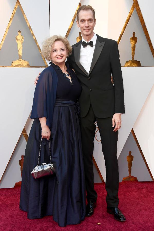Laurie Jones y Doug Jones en su paso por la alfombra roja de los Oscar.