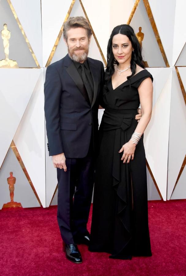 Willem Dafoe y Giada Colagrande en la alfombra roja de los premios Oscar.