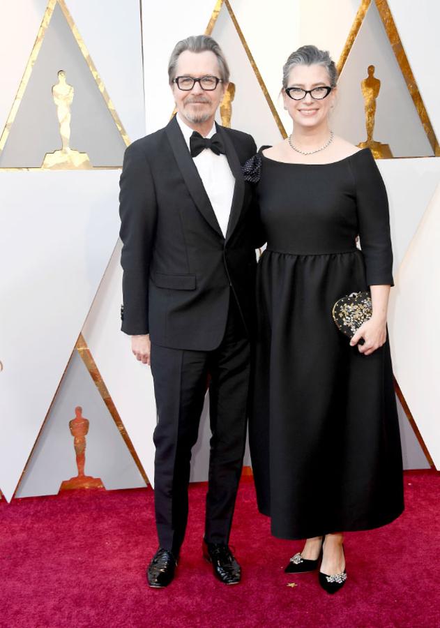 Gary Oldman y Gisele Schmidt en la alfombra roja de los premios Oscar.