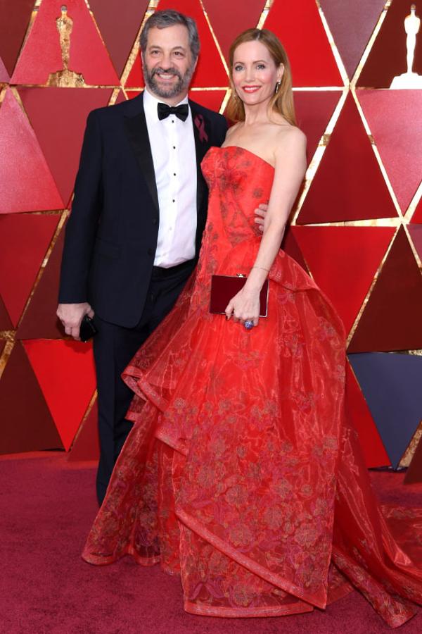 Judd Apatow y Leslie Mann en la alfombra roja de los premios Oscar.