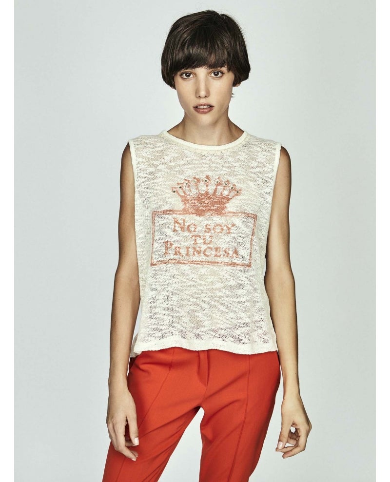 Camiseta beige ‘no soy tu princesa’e Dolores Promesas: 49,90 euros.