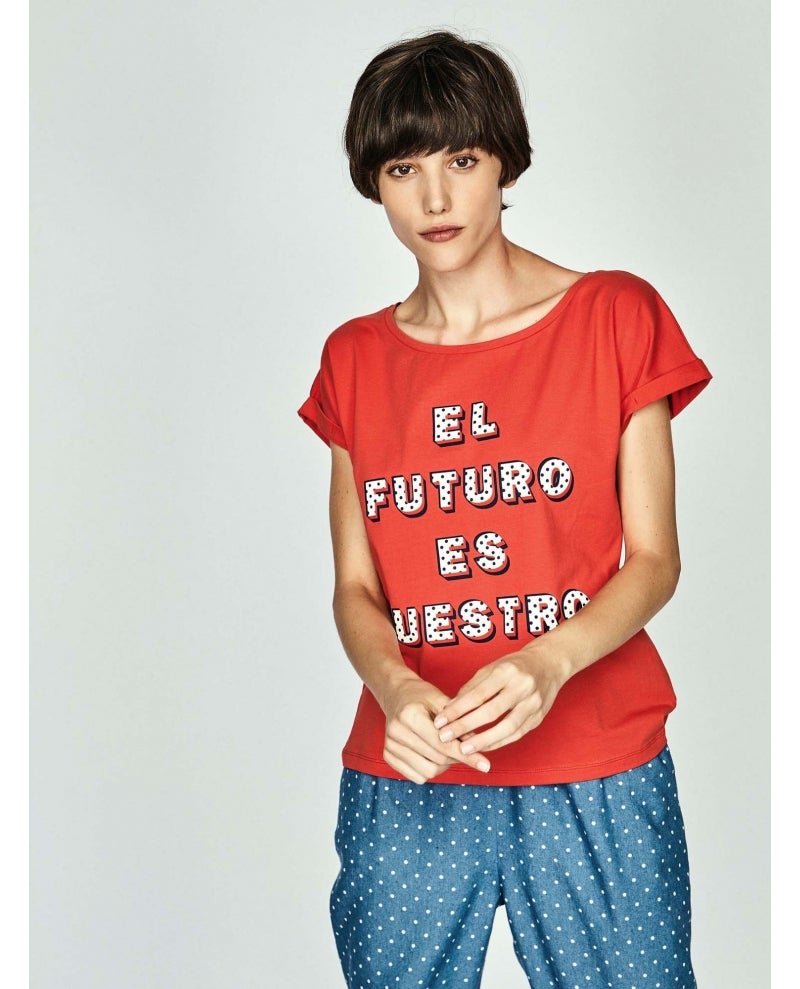 Camiseta roja ‘El futuro es nuestro’ de Dolores Promesas: 39,90 euros.