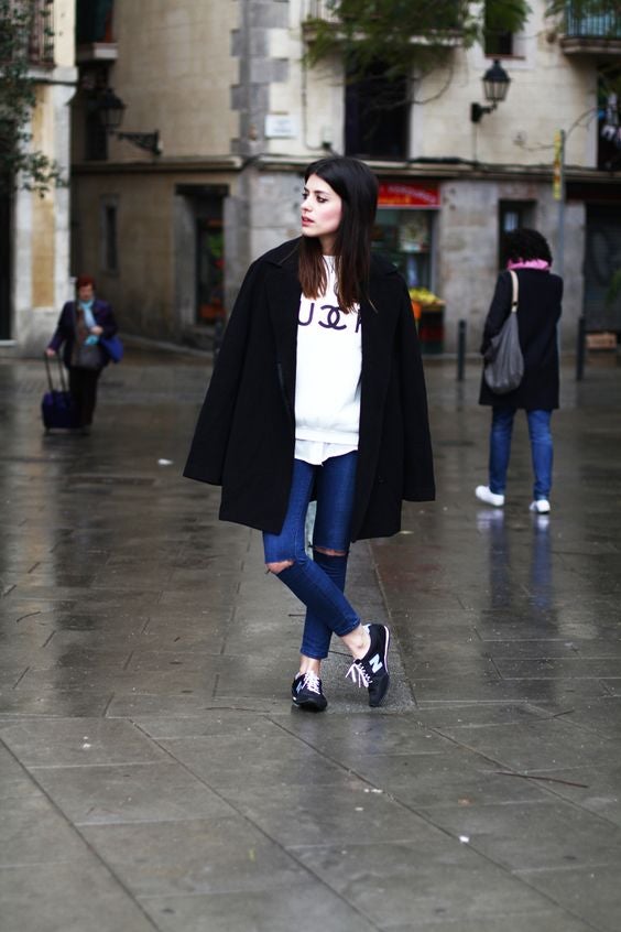 Aida Domenech, más conocida como Dulceida, prefiere ir con deportivas y abrigo maxi de paño. ¡Cada uno combate la lluvia como quiere!