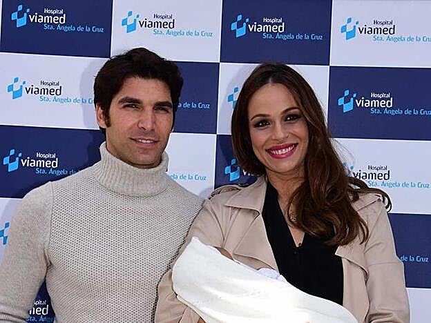 Eva González y Cayetano Rivera presentan a su hijo ante la prensa.