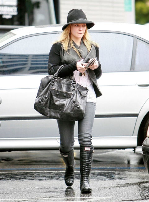Hillary Duff también es fan de las Hunter. Opta también por llevar sombrero en los días de lluvia. ¡Y nosotras lo aprobmos!