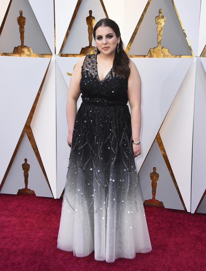 Beanie Feldstein, con un vestido degradé con lentejuelas.