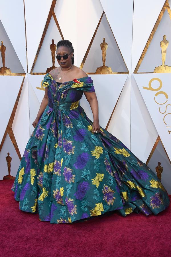 Whoopi Goldberg, con un vestido estampado con escote 'off the shoulder'