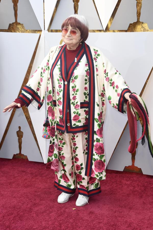Agnes Varda arriesgó de pleno con un total look pijamero de Gucci que llevó sin planchar. Como si realmente hubiera acabado de salir de la cama.