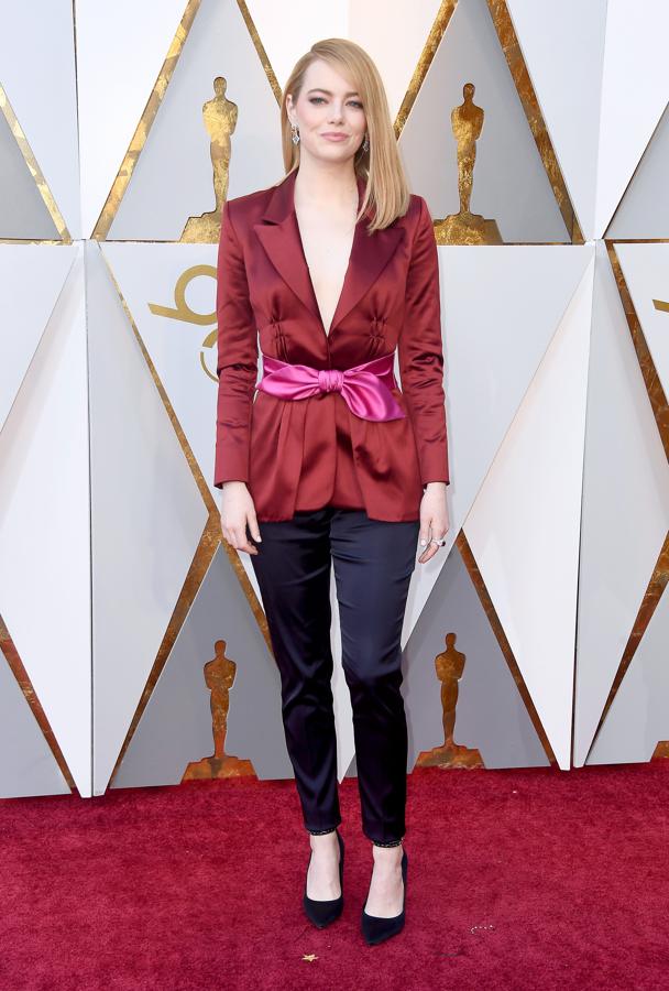 Con la tranquilidad de no estar nominada, Emma Stone marcó la diferencia con un traje masculino con lazo en la cintura en rojo, rosa y azul de Louis Vuitton