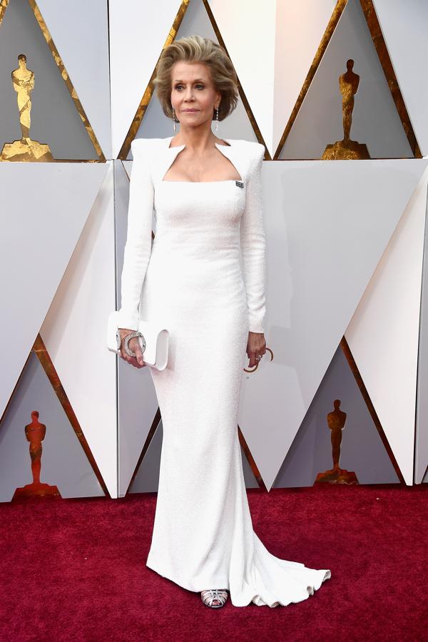 Jane Fonda llevó el 'wedding style' a la alfombra roja con un Balmain blanco que se ceñía asu cuerpo como si se tratara de una segunda piel.