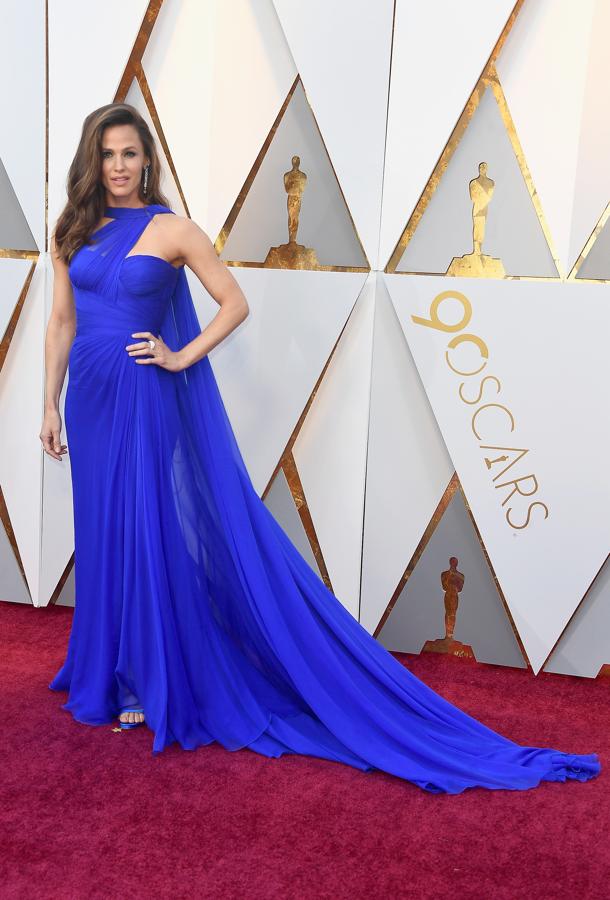 Una vez más Jennifer Garner es una de las mejor vestidas de la noche. Lo logró el año pasado con un diseño asimétrico y este con un Atelier Versace con cola.