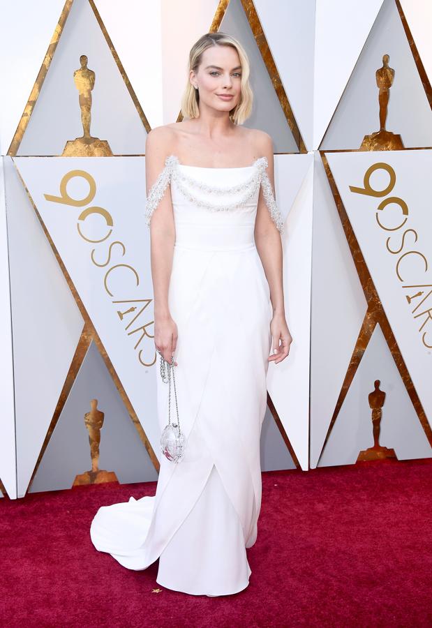 Margot Robbie, que está nominada a mejor actriz por 'Yo, Tonya', confió en Chanel. Su vestido blanco con cola es uno de los mejores de la noche