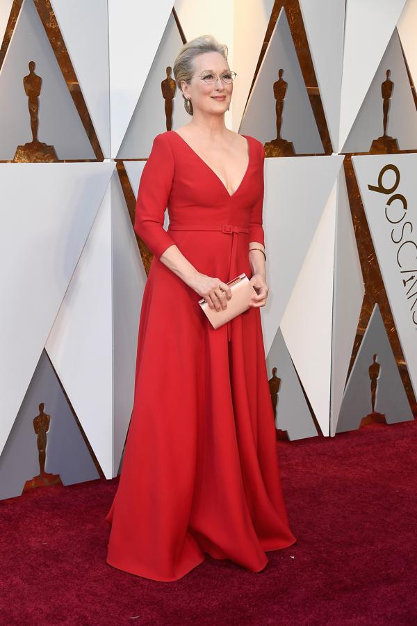Meryl Streep fue una de las últimas actrices en llegar al Teatro Dolby, pero la espera mereció la pena: estaba muy elegante con un Dior rojo con cinturón con el que marcó silueta