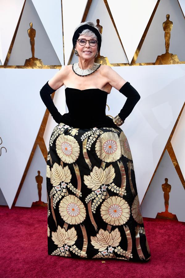 Rita Moreno se llevó el Oscar a mejor actriz de reparto en 1962 y para hacerse un homenaje a sí misma, este año repitió look con falda con volumen y top negro