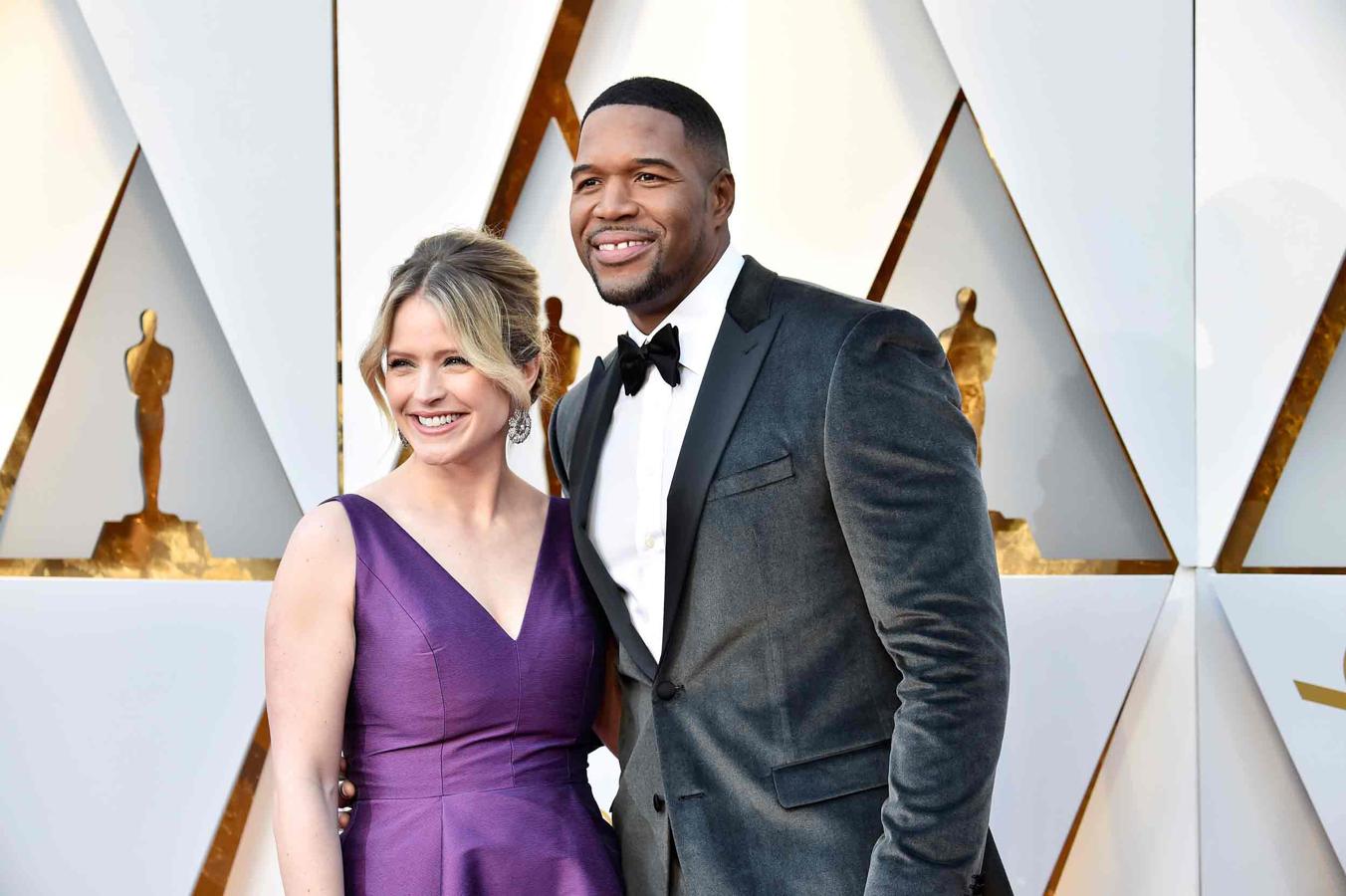 Sarah Haines y Michael Strahan posan en la alfombra roja de la 90ª edición de los Premios Oscar.