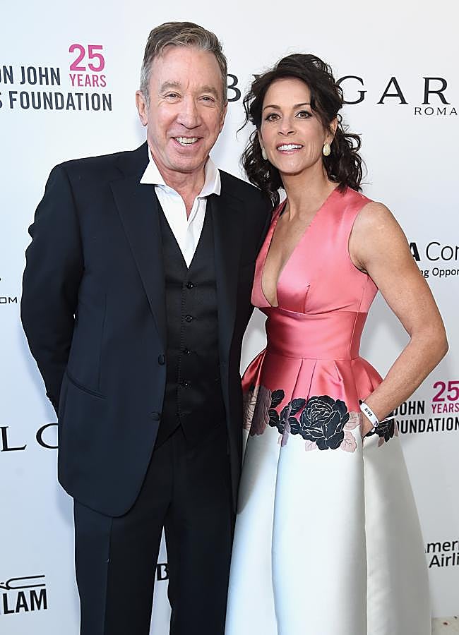 Tim Allen y Jane Hajduk, posan en la alfombra roja de la fiesta benéfica de Elton John.