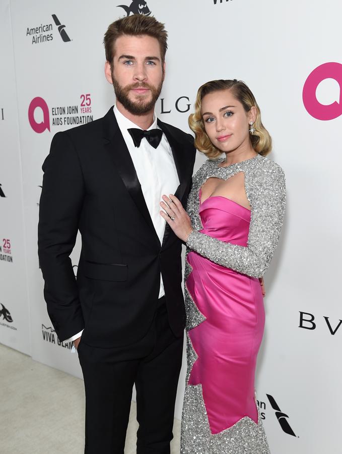 La pareja,Liam Hemsworth y Miley Cyrus, han sido otros de los presentes en la alfombra roja de la fiesta de Elton John.