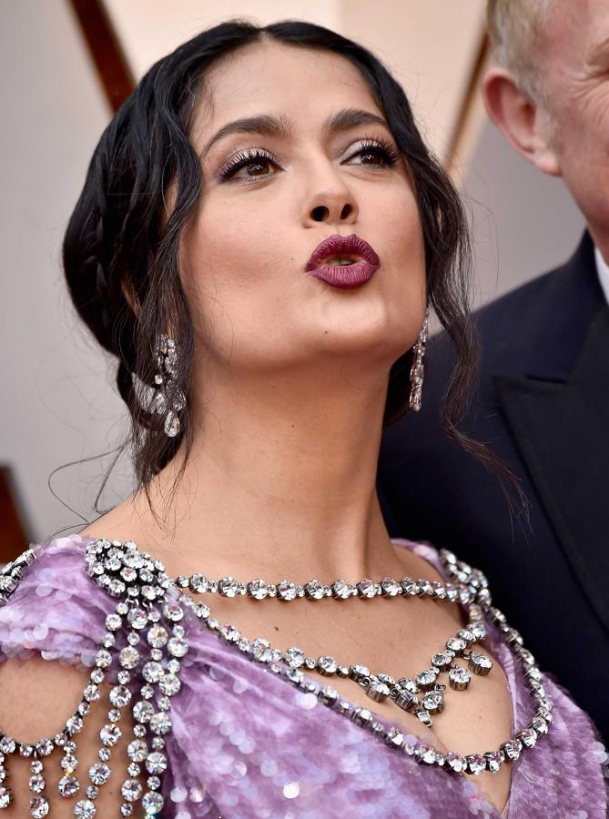 La actriz Salma Hayek también ha lanzado un beso al aire.