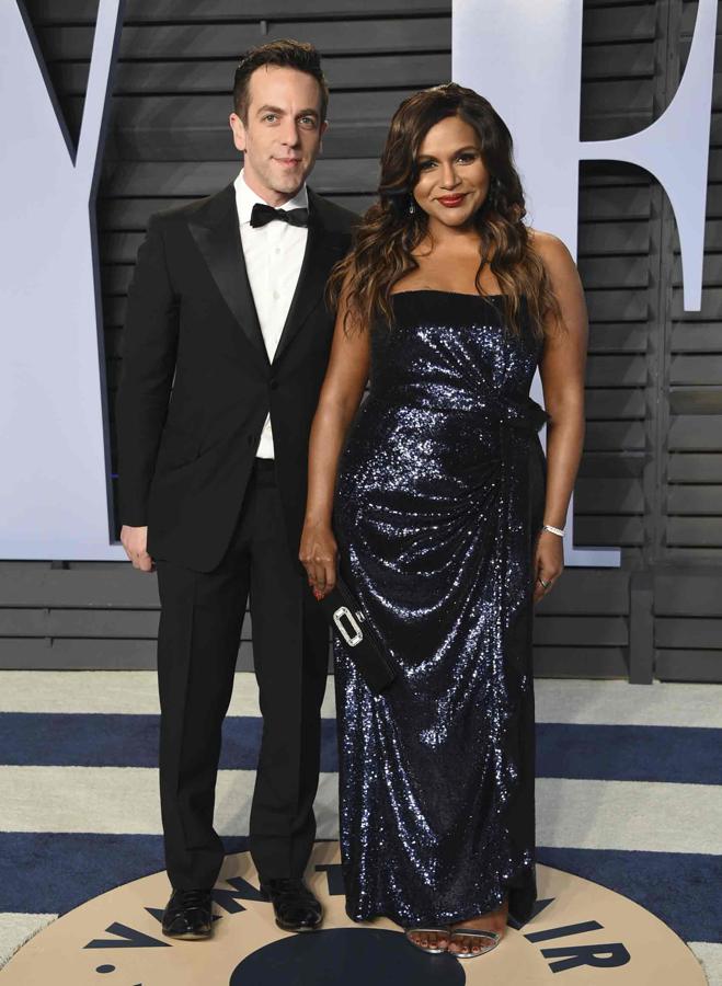 B.J. Novak y Mindy Kaling posan a su llegada a la fiesta de 'vanity Fair' con motivo de los Premios Oscar 2018.