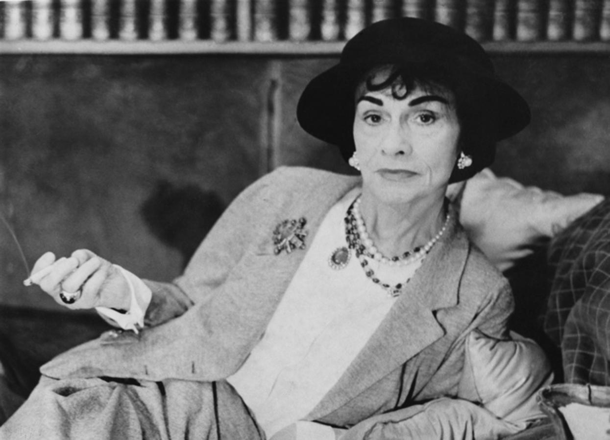 Coco Chanel, la fundadora de la icónica marca, revolucionó el mundo de la moda adaptando prendas masculinas al hermoso cuerpo de la mujer.