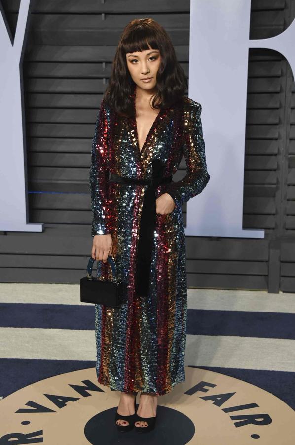 Constance Wu posa en la fiesta de 'Vanity Fair' con motivo de los Premios Oscar 2018.