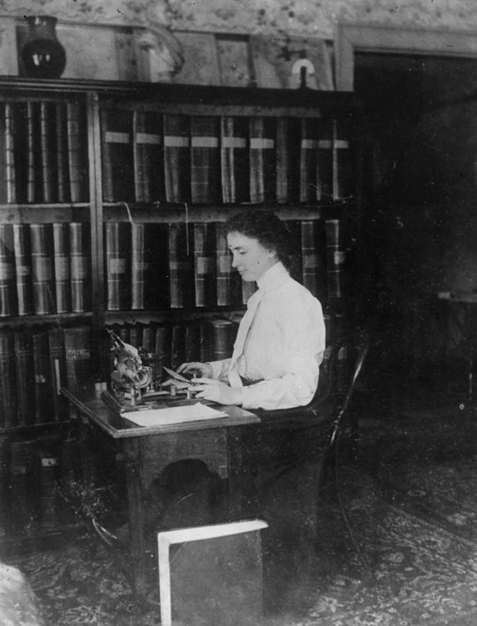 Helen Keller fue una escritora, oradora y activista política sordociega estadounidense