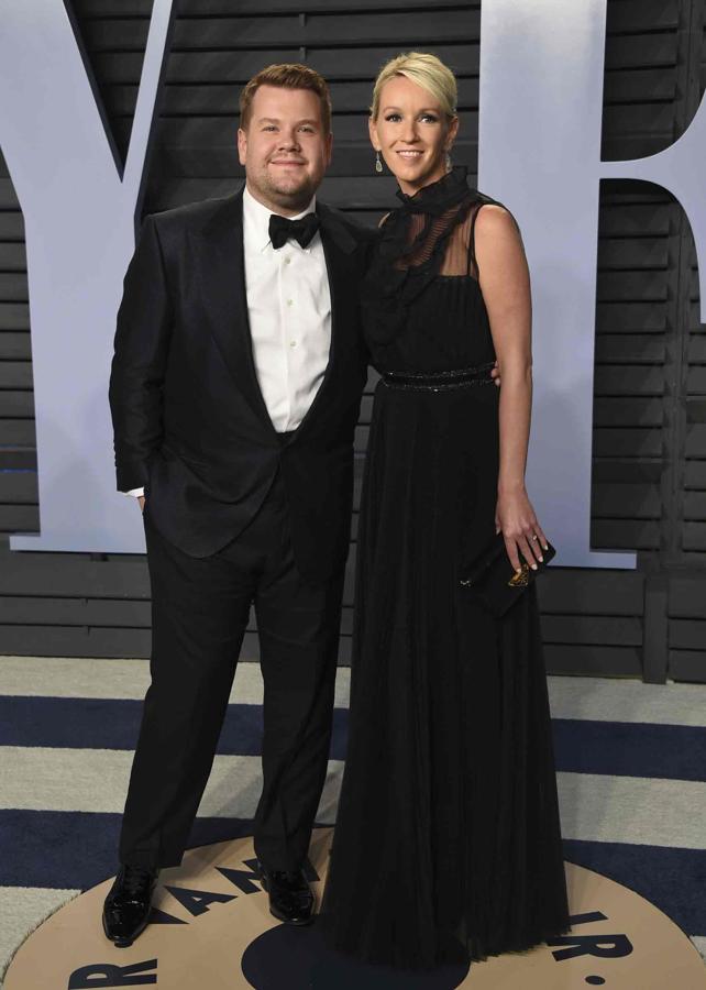James Corden posa con su pareja, Julia Carey, a su llegada a la fiesta de 'Vanity Fair' con motivo de los 90 Premios Oscar de la historia.