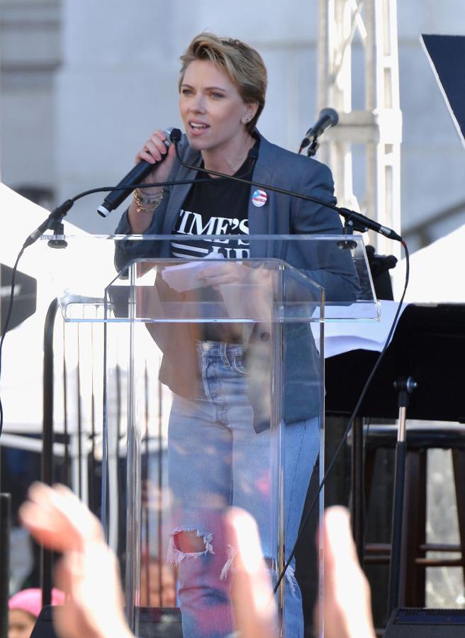 Scarlett Johanson, actriz y activista feminista, pronunciándose en la Marcha de las Mujeres en Los Ángeles.