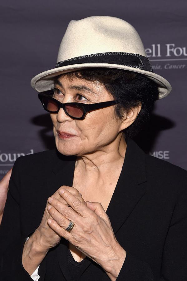 Yoko Ono,activista feminista. En una de sus obras, en la que el público cortaba su ropa con tijeras, representaba la impotencia de la mujer en la sociedad patriarcal.