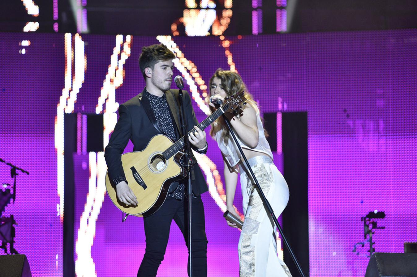En la Gira de OT, Roi y Amaia cantan 'Shape of you'.
