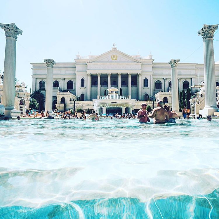 Caesars Palace, Las Vegas (Nevada): 181 mil seguidores en Instagram. Famoso por su casino y sus fiestas en sus lujosas piscinas. Foto: @caesarspalace.