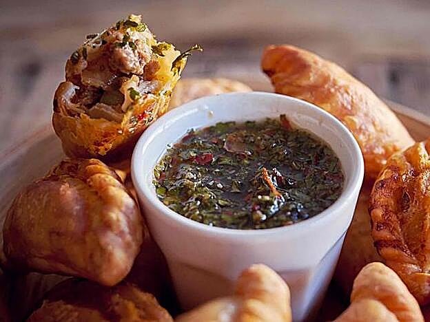 Empanadas argentinas con salsa de chimichurri.