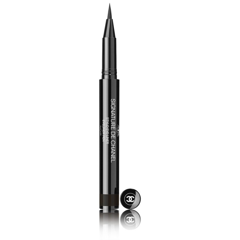 Signature de Chanel. Lápiz eyeliner de color intenso y larga duración, con un trazo modulable. Con un aplicador en pincel muy suave y una fórmula fluida muy pigmentada. Negro. (38€)