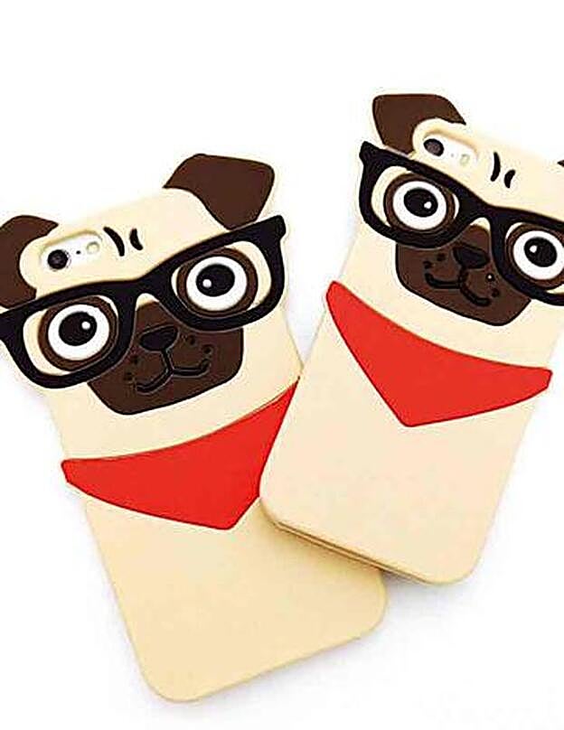 Funda para el móvil, con forma de carlino, de Amazon.