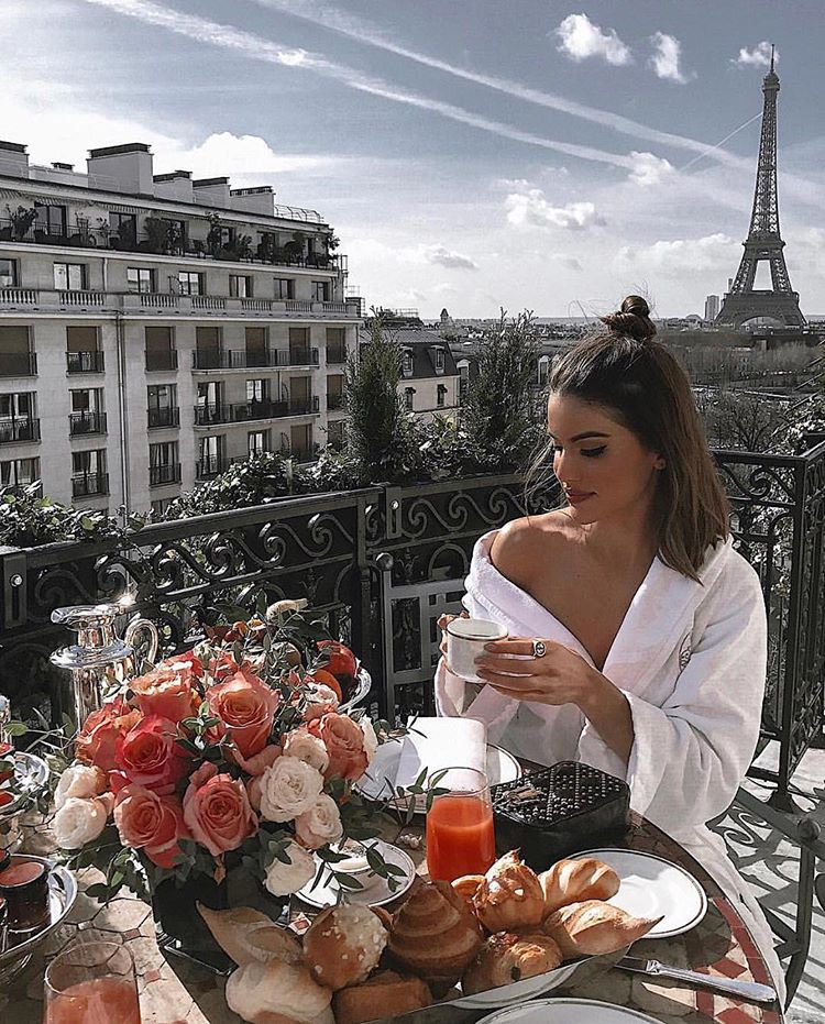 Hôtel Plaza Athénée en París: 158.000 seguidores en Instagram. Es uno de los hoteles más populares, son muchas las blogueras que se fotografían en sus preciosos balcones. Foto: @camilacoelho.