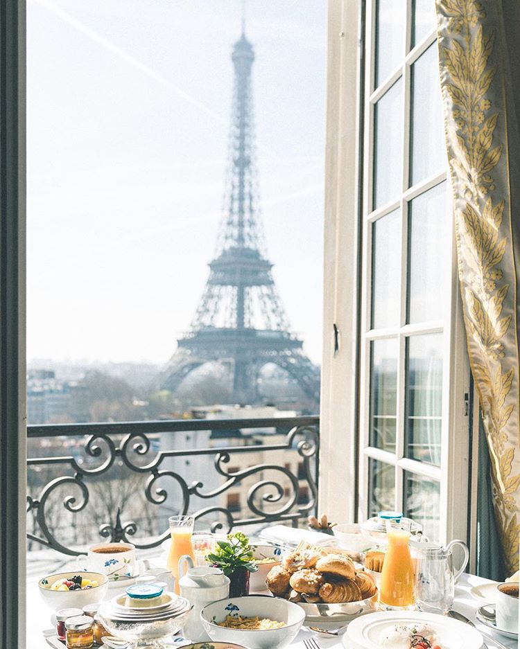 Shangri-La Hotel, en París: con 84.800 seguidores, este hotel triunfa en Instagram. Desayuna con vistas a la Torre Eiffel de Paris. Foto: @shangrilaparis.