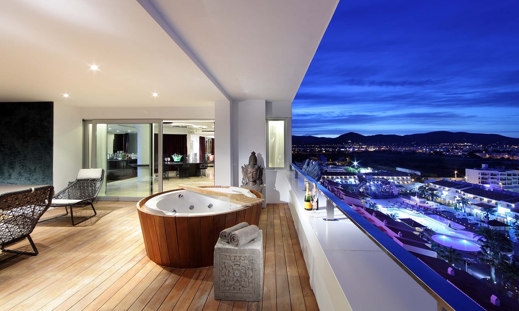 Usuaïa Ibiza Beach Hotel: 376 mil seguidores en Instagram. El hotel es conocido internacionalmente por sus fiestas durante todo el verano. Foto: @ushuaiaibiza.