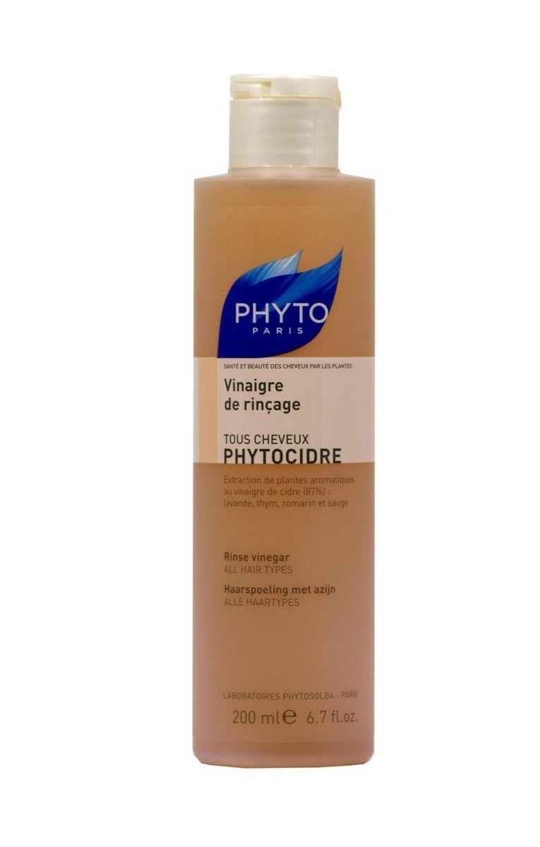 Phytocidre de Phyto. La extracción de las plantas aromáticas de vinagre de sidra asociada al extracto de hibiscus y ácidos de flores, alisan perfectamente las escamas del tallo capilar. (13€)