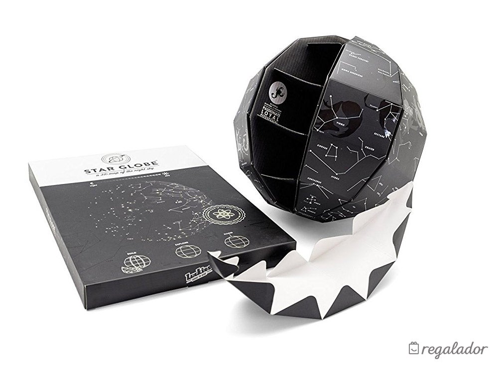 A los frikis las decoraciones con sus temáticas favoritas les pierde. Por eso este mapa de las constelaciones que brilla en la oscuridad. No se aburrirá en su escritorio. 19,95€