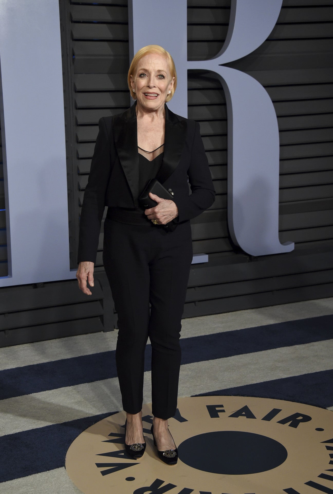 Holland Taylor luce un vestido de Chtiano Siriano durante los Premios Oscar 2018.