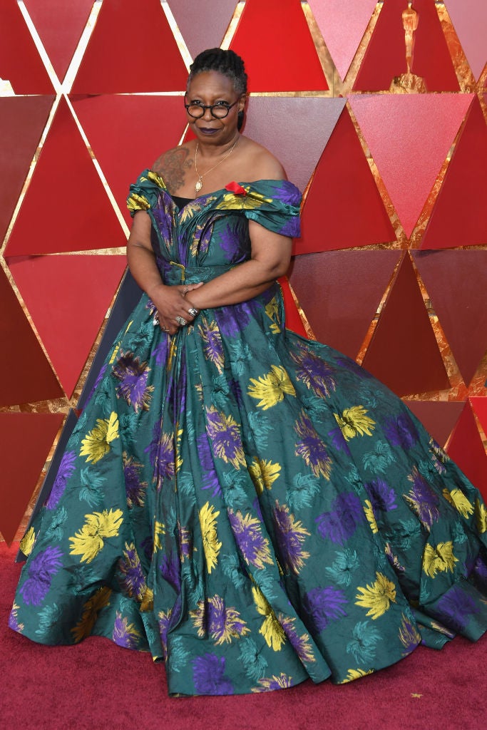 Whoopi Goldberg luce un vestido de Chtiano Siriano durante los Premios Oscar 2018.