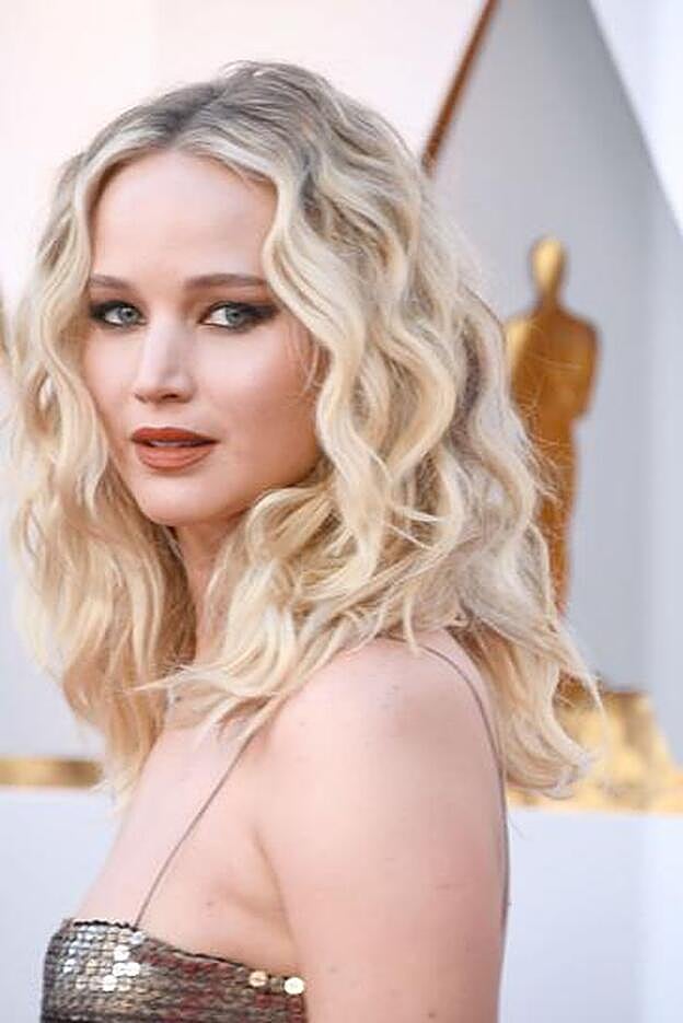 Jennifer Lawrence con el pelo rizado.