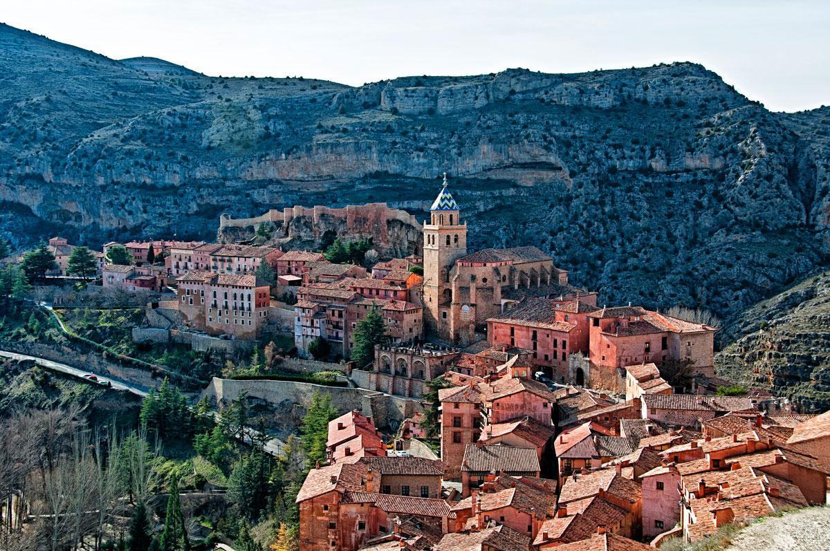 Albarracín, Teruel: este pueblo está situado sobre colinas y sus calles y murallas se remontan a la Edad Media, ¿no te apetece perderte por ellas?