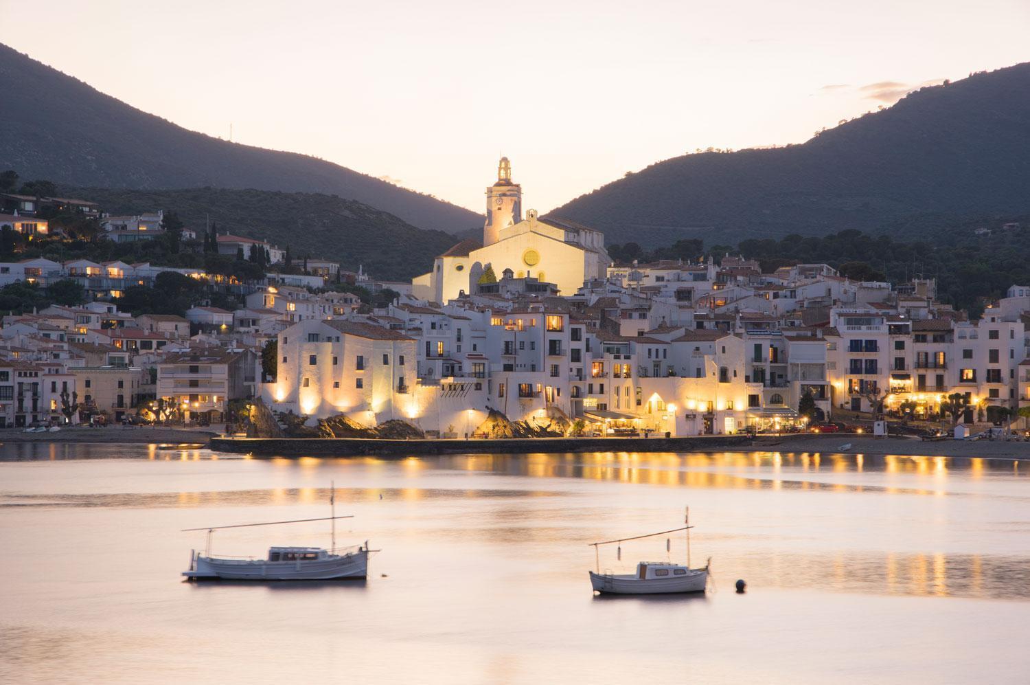 Cadaqués, Girona: respira aire puro en este pequeño pueblo de la Costa Brava. Allí se encuentra la Casa-Museo del pintor Salvador Dalí.
