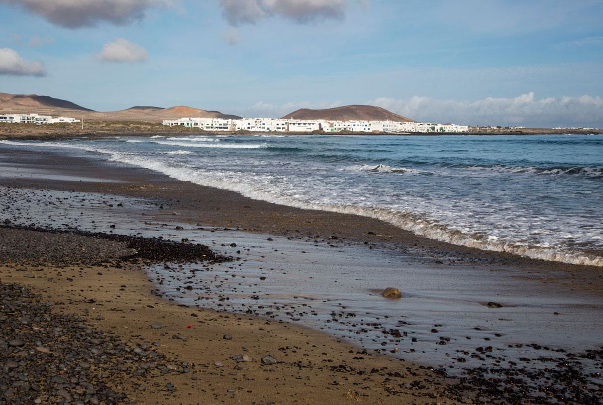 Caleta de Famara, Lanzarote: situado en un enclave privilegiado, es uno de los mejores rincones para surfear y comer un buen pescado fresco.