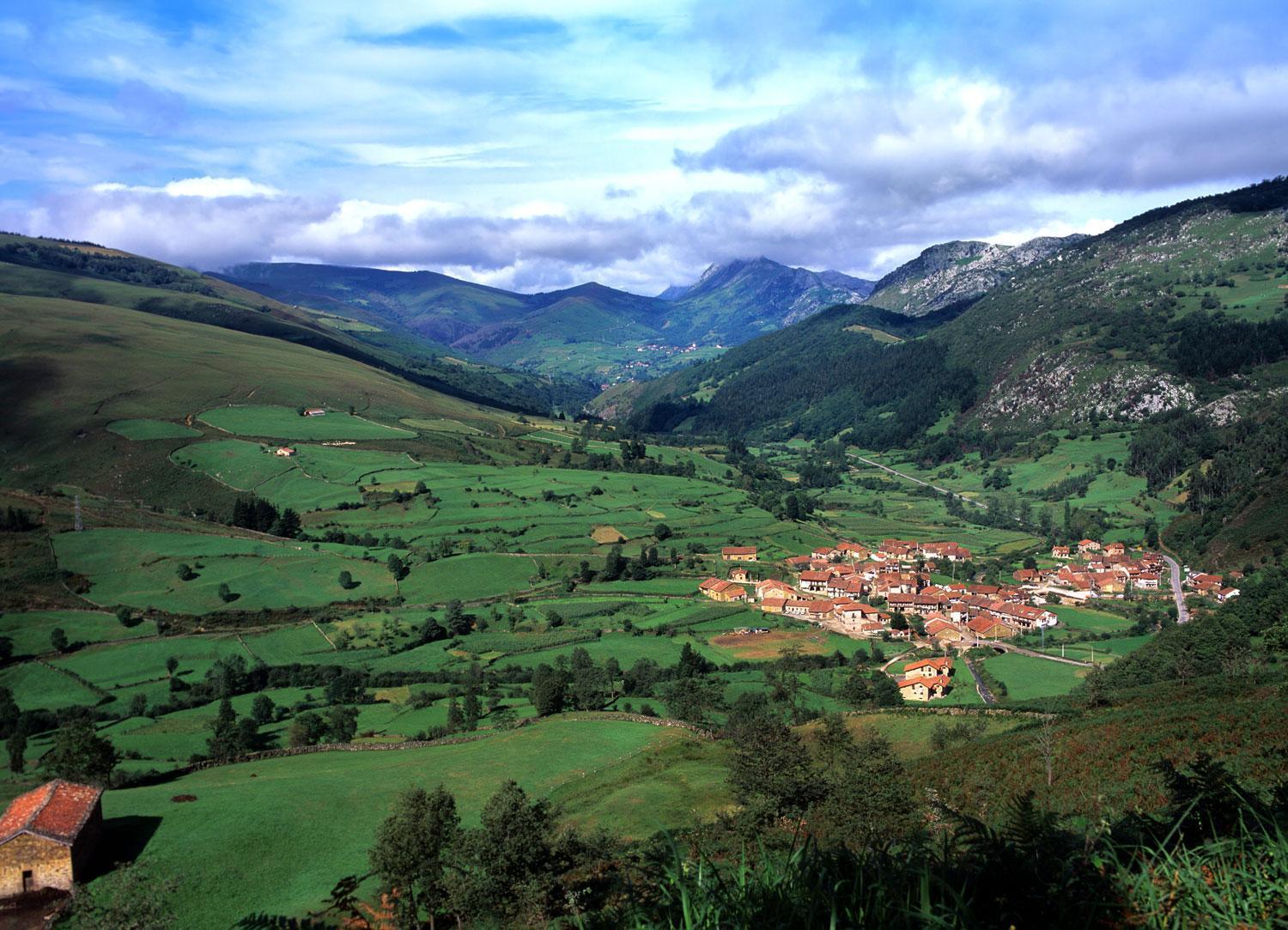 Carmona, Cantabria: si lo que quieres de verdad es perderte, Carmona es tu destino. Tiene casi 200 habitantes y está rodeado por verdes montañas.